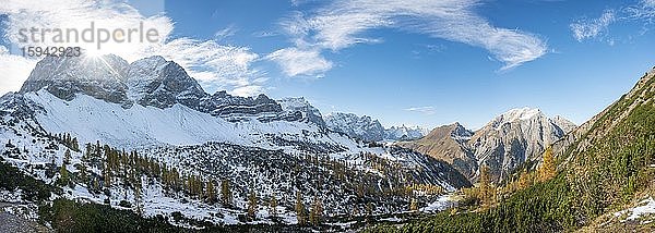 Schneebedeckte Berggipfel  Lamsenspitze  Schafkarspitze und Mitterspitze und Gamsjoch  gelb verfärbte Lärchen im Herbst  Wanderung zur Hahnenkamplspitze  Engtal  Karwendel  Tirol  Österreich  Europa