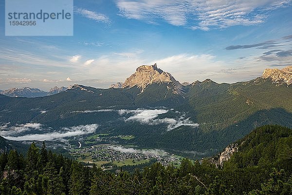 Blick ins Tal mit dem Ort San Vito di Cadore und dem Berggipfel Monte Pelmo  Aufstieg zum Forcella Grande  Sorapiss Umrundung  Dolomiten  Belluno  Italien  Europa