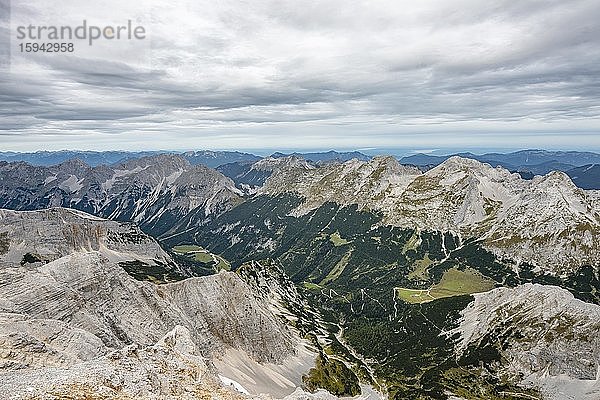 Ausblick von der Mittleren Ödkarspitze ins Karwendeltal mit Östlicher Karwendelspitze und Vorderer Schlichtenkarspitze  Vomper-Kette  Karwendel  Tirol  Österreich  Europa