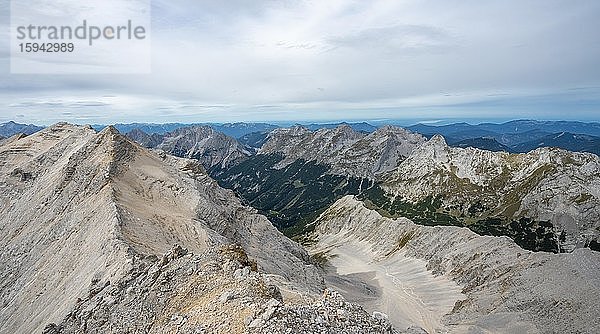 Blick ins Schlauchkar und Karwendeltal mit Ödkarspitzen  von der Birkkarspitze  Vomper-Kette  Karwendel  Tirol  Österreich  Europa