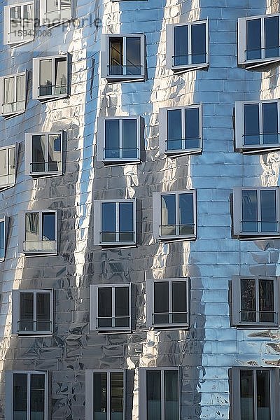 Fassade mit Fenstern  Gehry-Bauten  Neuer Zollhof  Medienhafen  Düsseldorf