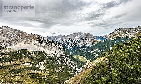 Blick ins Karwendeltal mit Raffelspitze und Hochkarspitze  Wanderweg zur Birkkarspitze  Vomper-Kette  Karwendel  Tirol  Österreich  Europa