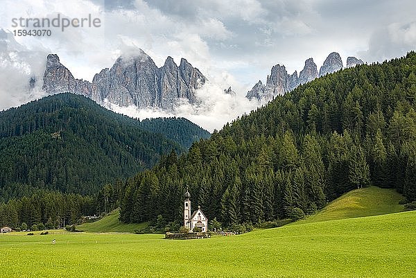 Kirche St. Johann in Ranui  San Giovanni  Johanneskapelle  Geislergruppe  Villnößtal  St. Magdalena  Bozen  Südtirol  Italien  Europa