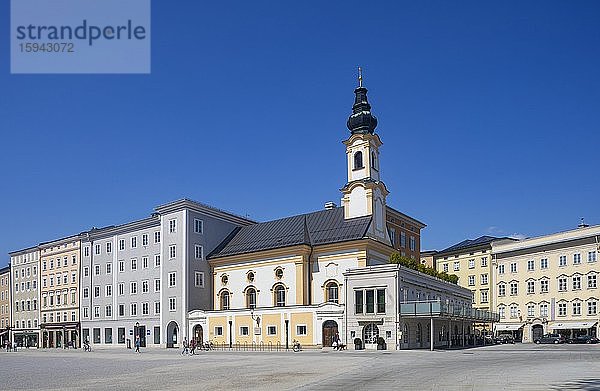 Residenzplatz mit Sankt Michaelskirche  Salzburg  Österreich  Europa