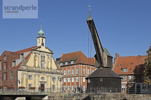 Hotel Altes Kaufhaus und Alter Kran  Alter Hafen  Altstadt  Lüneburg  Niedersachsen  Deutschland  Europa