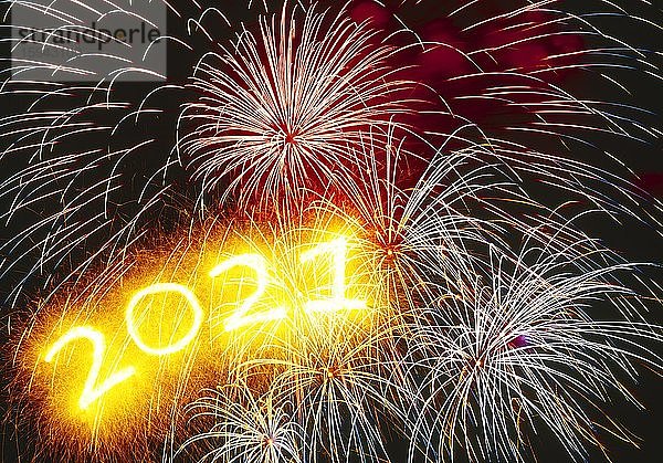 FOTOMONTAGE  Feuerwerk mit Jahreszahl 2021  Sylvester  Deutschland  Europa