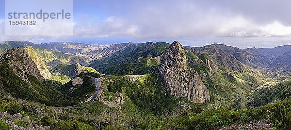 Panorama mit den Bergen Roque de Ojila  Roque de la Zarcita und Roque de Agando  Monumento Natural de los Roques  La Gomera  Kanaren  Spanien  Europa