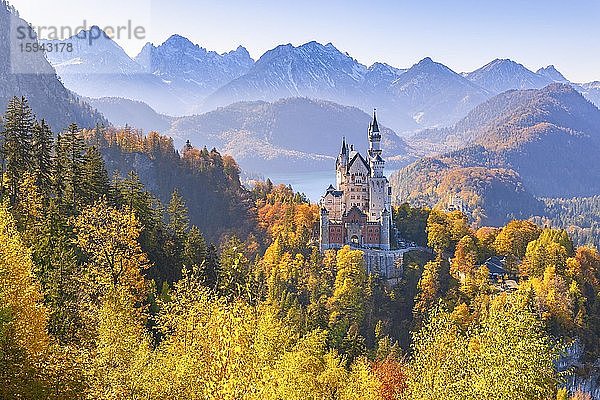 Schloss Neuschwanstein im Herbst  hinten Alpsee  Schwangau  Ostallgäu  Allgäu  Schwaben  Oberbayern  Bayern  Deutschland  Europa