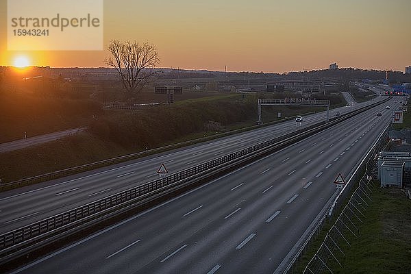 Leere Autobahn A8 bei Sonnenuntergang  Ausgangssperre  Echterdinger Ei bei Stuttgart  Baden-Württemberg  Deutschland  Europa