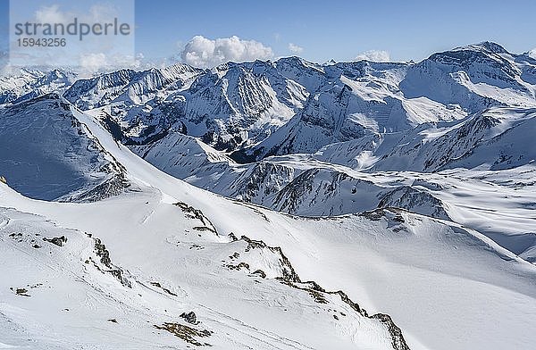 Blick vom Geierjoch auf Zillertaler Alpen  Wattentaler Lizum  Tuxer Alpen  Tirol  Österreich  Europa