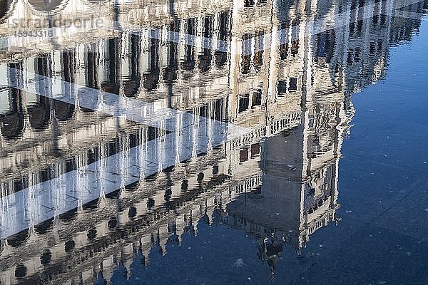 Spiegelung der Prokuratien bei Acqua alta am Markusplatz  Venedig  Venetien  Italien  Europa