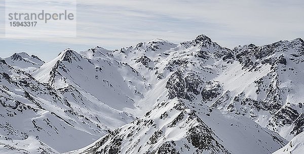 Unberührte Berglandschaft  Berggipfel  Ausblick von der Torspitze  schneebedeckte Berge  Wattentaler Lizum  Tuxer Alpen  Tirol  Österreich  Europa