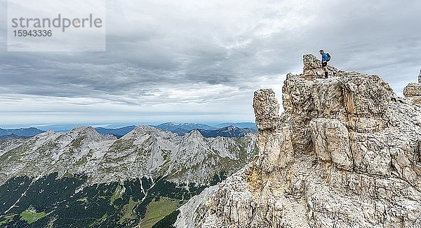 Bergsteiger steht auf einem Felsen  Grat der Ödkarspitzen  Hinterautal-Vomper-Kette  Karwendel  Tirol  Österreich  Europa
