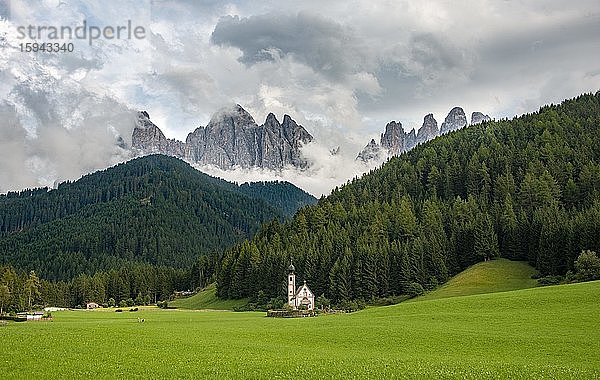 Kirche St. Johann in Ranui  San Giovanni  Johanneskapelle  Geislergruppe  Villnößtal  St. Magdalena  Bozen  Südtirol  Italien  Europa