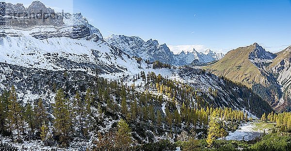 Schneebedeckte Berggipfel  Spitzkarspitze  Dreizinkenspitze und Laliderspitze  gelb verfärbte Lärchen im Herbst  Wanderung zur Hahnenkamplspitze  Engtal  Karwendel  Tirol  Österreich  Europa