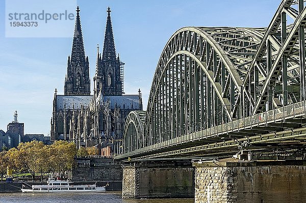 Kölner Dom  Fluss Rhein  Hohenzollernbrücke  Köln  Nordrhein-Westfalen  Deutschland  Europa