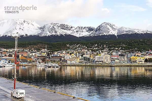 Skyline und Hafen von Ushuaia  die südlichste Stadt Argentiniens am Beagle-Kanal  die von schneebedeckten Bergen dominiert wird  Feuerland  Argentinien  Südamerika