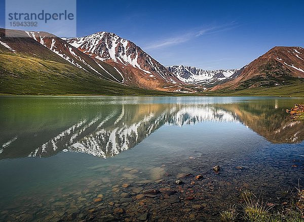 Altai-Gebirges spiegelt sich im Bergsee  Khoton Lake  Provinz Bayan-Ulgii  Mongolei  Asien