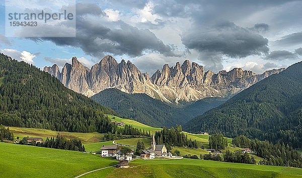 Kirche St. Magdalena  Villnößtal  hinten Geislergruppe mit Sass Rigais  St. Magdalena  Bozen  Südtirol  Italien  Europa