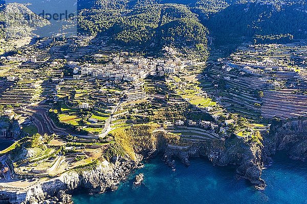 Terrassenfelder in Banyalbufar  Serra de Tramuntana  Luftbild  Mallorca  Balearen  Spanien  Europa