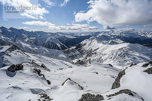 Schneebedeckte Bergketten  Panoramablick von der Geierspitze in das Schmirntal  Wattentaler Lizum  Tuxer Alpen  Tirol  Österreich  Europa