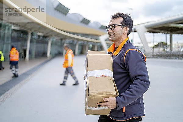 Kurierdienst  fröhlicher Kurier liefert ein Paket aus  Polen  Europa