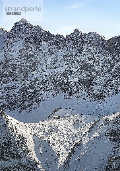 Lamsenjochhütte  hinten schneebedeckte Bergipfel Rotwandelspitze und Hochnissl  Ausblick von der Hahnenkamplspitze  Eng  Karwendel  Tirol  Österreich  Europa