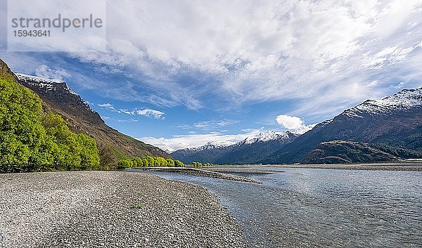 Matukituki Fluss  schneebedeckte Berge  Matukituki Tal  Mount Aspiring National Park  Otago  Südinsel  Neuseeland  Ozeanien