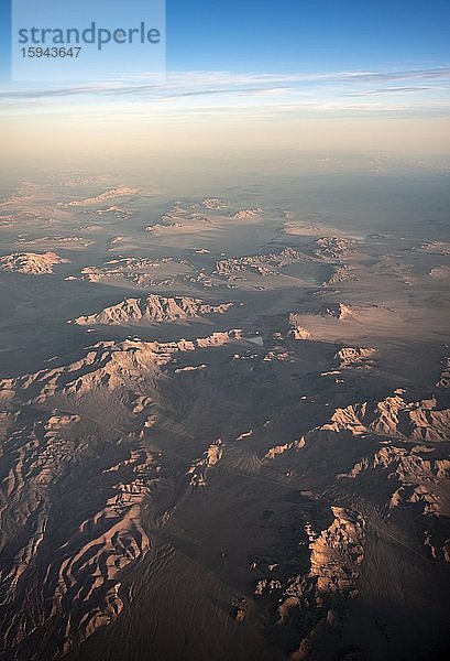 Karge Wüstenlandschaft mit Bergen  Luftaufnahme  Mojave Wüste  Kalifornien  USA  Nordamerika