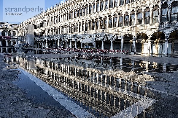 Spiegelung der Prokuratien bei Acqua alta am Markusplatz  Venedig  Venetien  Italien  Europa