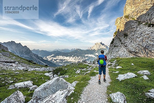 Wanderer  Bergsteiger auf einem Wanderweg zwischen felsigem Gebirge am Forcella Grande  hinten Monte Pelmo  Sorapiss Umrundung  Dolomiten  Belluno  Italien  Europa