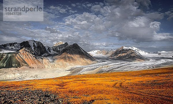 Panorama  Potanin-Gletscher im Altai-Gebirge  Provinz Bayan-Ulgii  Mongolei  Asien
