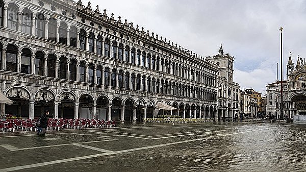 Der Markusplatz ist bei Acqua alta beinahe menschenleer  Venedig  Venetien  Italien  Europa