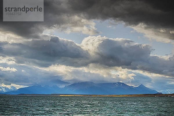 Bucht der letzten Hoffnung mit dunklen Wolken  Fjordo Ultima Esperanza  Puerto Natales  Región de Magallanes y de la Antártica Chilena  Patagonien  Chile  Südamerika