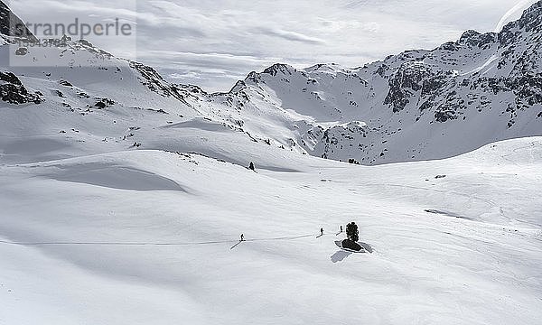 Skitourengeher queeren einen flachen Hang  Wattentaler Lizum  Tuxer Alpen  Tirol  Österreich  Europa