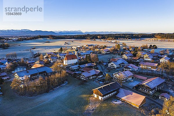 Dorf Lochen mit Kirche St. Magdalena im Morgenlicht  bei Dietramszell  Alpenkette  Drohnenaufnahme  Alpenvorland  Oberbayern  Bayern  Deutschland  Europa