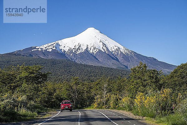 Auto auf der Straße zum Vulkan Osorno  Nationalpark Vicente Perez Rosales  Region de los Lagos  Chile  Südamerika