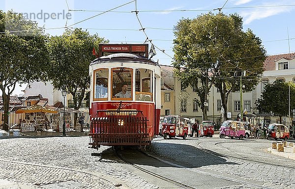 Rote Straßenbahn und Tuk-Tuks  Lissabon  Portugal  Europa