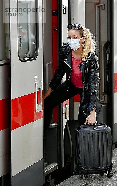 Frau mit Mundschutzmaske  beim Einstieg in Zug  Corona-Krise  Hauptbahnhof  Stuttgart  Baden-Württemberg  Deutschland  Europa