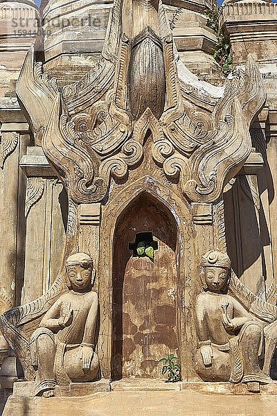Wächterfiguren an Grab-Stupas  In-Dein-Pagodenwald  Shwe Inn Thein-Pagode  Dorf Indein  Inle See  Shan-Staat  Myanmar  Asien