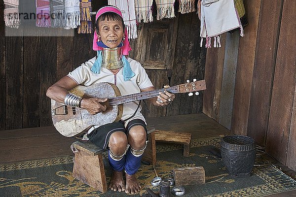 Frau der Volksgruppe Padaung spielt Gitarre und singt  nahe dem Dorf Pan Pet  Kayah-Staat  Myanmar  Asien