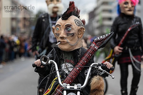 Rocker und Punker beim Fasnachts Umzug der Mättli Zunft in Littau  Luzern  Schweiz  Europa