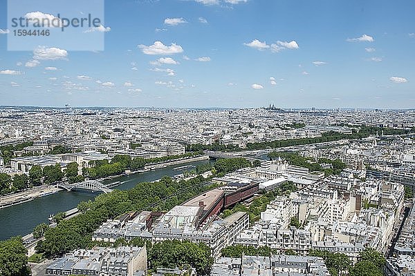 Stadtansicht mit Brücken über der Seine  Ausblick vom Eiffelturm  Paris  Frankreich  Europa