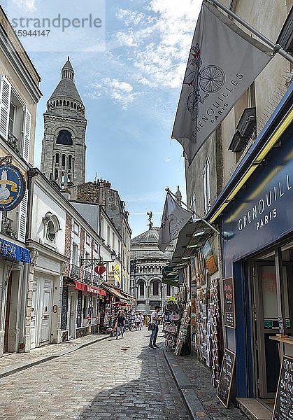 Straße mit Geschäften in Montmartre mit Blick auf Kuppel der Basilika Sacré-C?ur  Paris  Île-de-France  Frankreich  Europa
