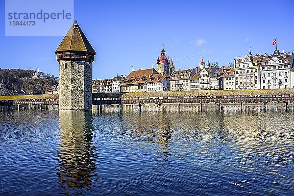 Blick über den Fluss Reuss zur Kapellbrücke und Wasserturm  Altstadt  Luzern  Schweiz  Europa