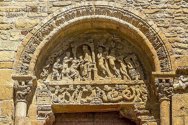 Kirchenportal des Dorfes Anzy-le-Duc  Region Brionnais  Département Saone-et-Loire  Bourgogne-Franche-Comté  Frankreich  Europa