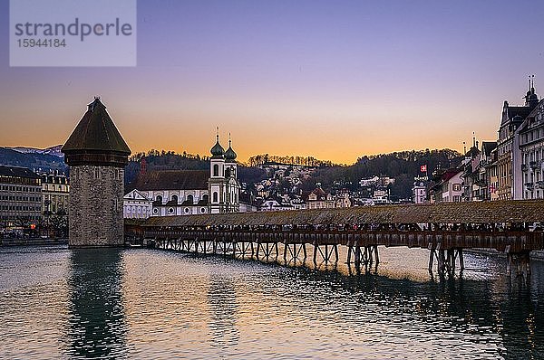 Blick über den Fluss Reuss zur Kapellbrücke  Wasserturm und Jesuitenkirche bei Sonnenuntergang  Altstadt  Luzern  Schweiz  Europa