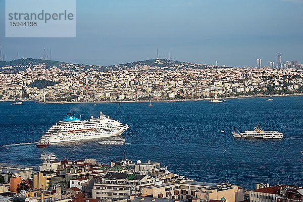 Kreuzfahrtschiff fährt durch Goldenes Horn  Istanbul  Türkei  Asien