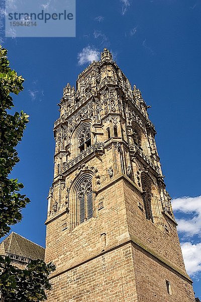 Rodez  Glockenturm der Kathedrale Notre Dame  Département Aveyron  Occitanie  Frankreich  Europa