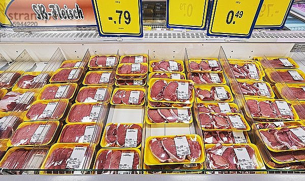 Kühltruhe mit Koteletts  Schweine- und Lendensteaks  Supermarkt  Bayern  Deutschland  Europa